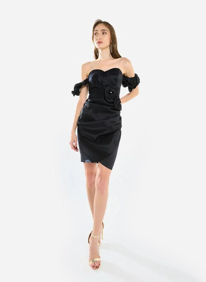 هاوس اوف مودا فستان قصير ساتان بتفاصيل وردة